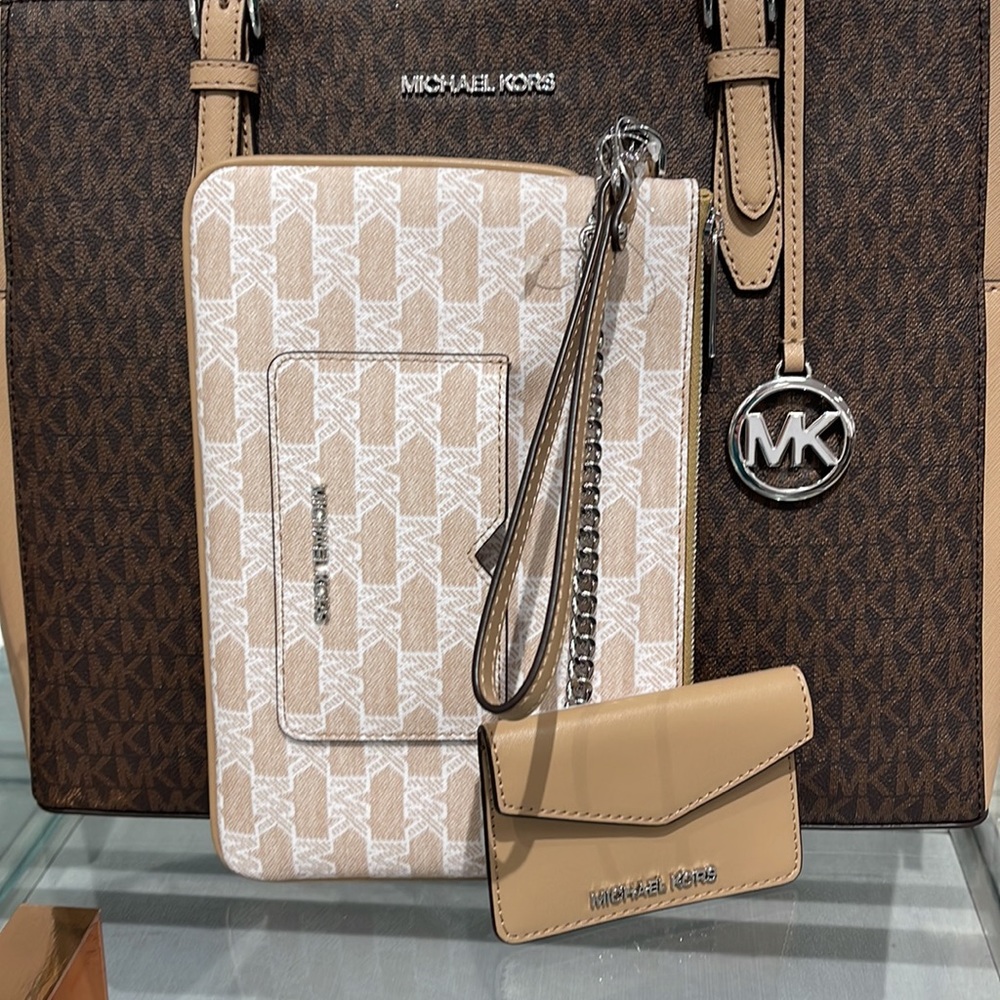 MICHAEL KORS JET SET ITEM LG 2 in 1 CARD CASE & WRISTLET
Camel 

NWT - Picture 2 of 16